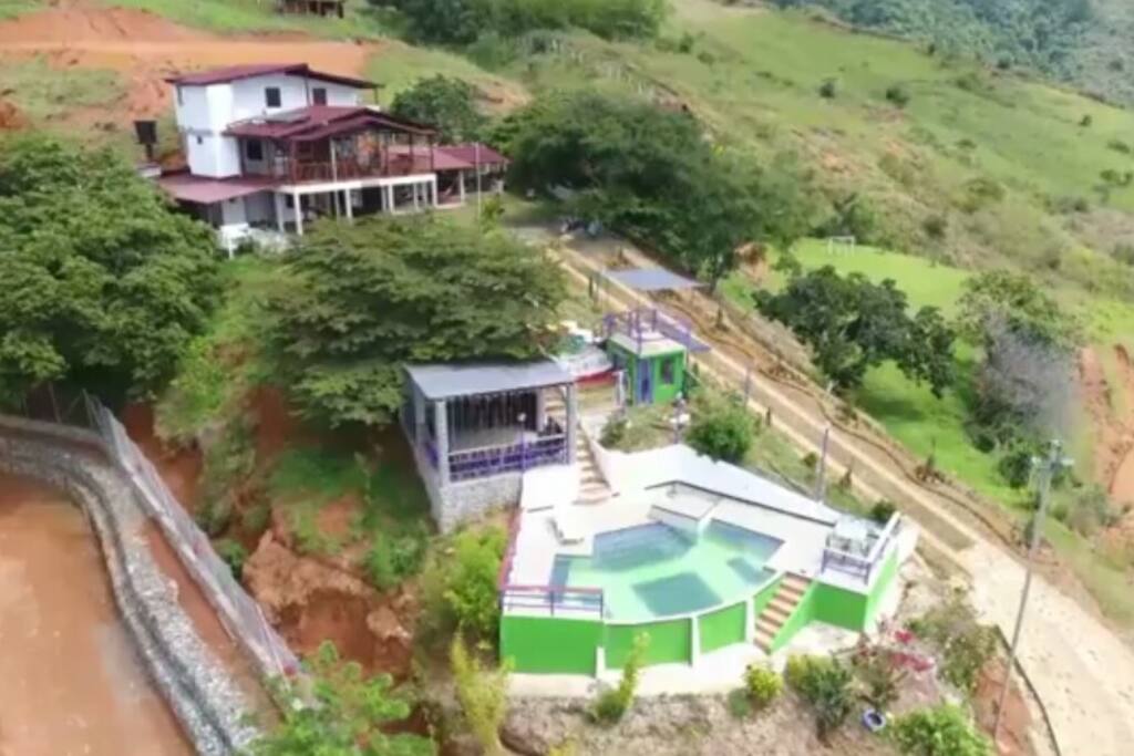 La finca La Carmencita tiene una ubicación estratégica para que disfrutes todos los planes que puedes encontrar en el Valle Del Cauca, desde planes en las ciudades alrededor hasta los planes ecologicos que pueden encontrar en este hermoso paisaje (caminatas,cabalgatas,parapente,entre otros). Y si el plan es relajarte, tu anfitrión estará dispuesto para que pases unas vacaciones inolvidables, tenemos las mejores chef de comida criolla colombiana para ti.