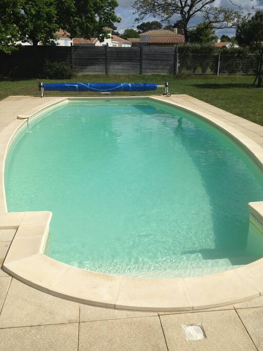 Piscine 9m x 4,5m, profondeur de 1m à 1,90m chauffée et sécurisée par alarme. Eau salée.