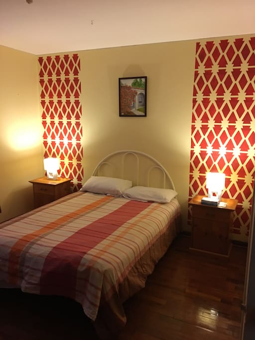 Foto de la habitación de noche - night time bedroom picture