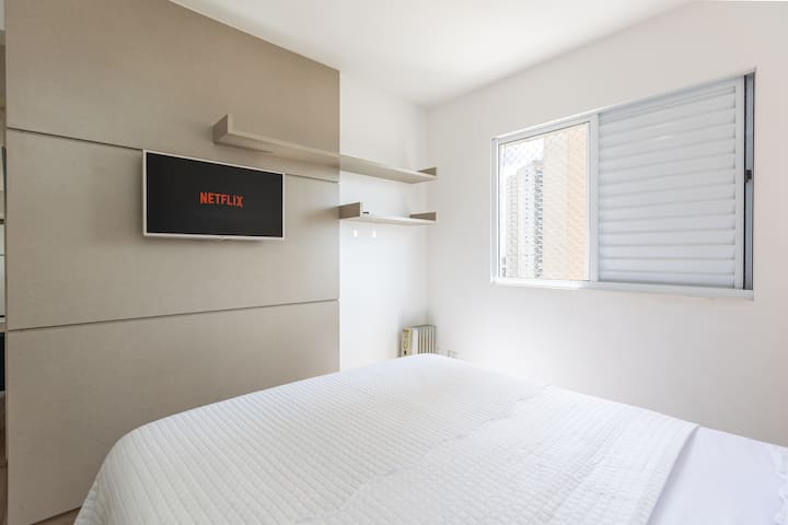 Apartmán s manželskou posteľou + vlastná kúpeľňa so šatníkom a televízorom