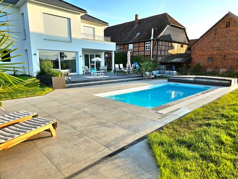 Family house with pool near the fair