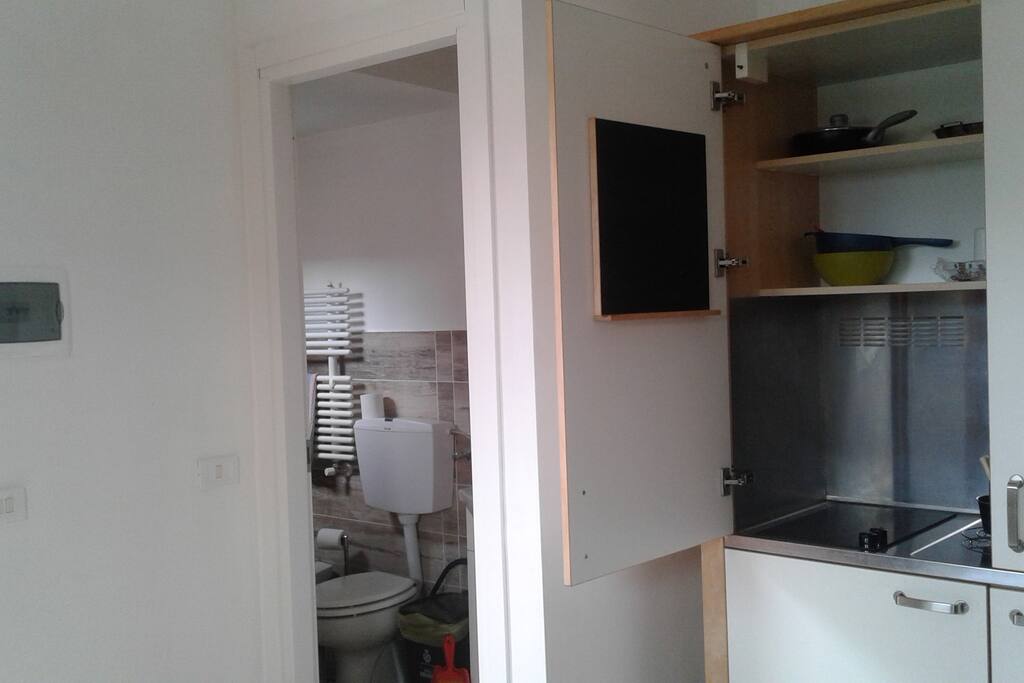 cucina a scomparsa e bagno. kitchen and bathroom