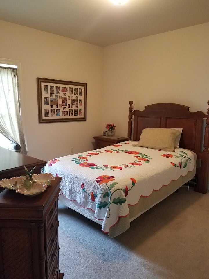 Dormitorio 1; cama completa. Controles remotos de la cama, cabeza y pie de cama, así como masaje incorporado.  La habitación incluye armario y vestidor.