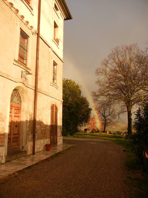 Ingresso indipendente dell'appartamento con arcobaleno in novembre