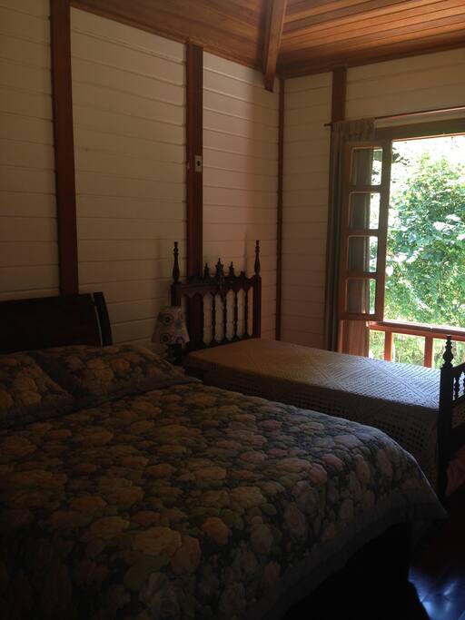 Quarto com cama de casal e de solteiro.
