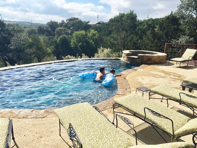 Lovely Home with great views – POOL/SPA sleeps 14! gallery image 3