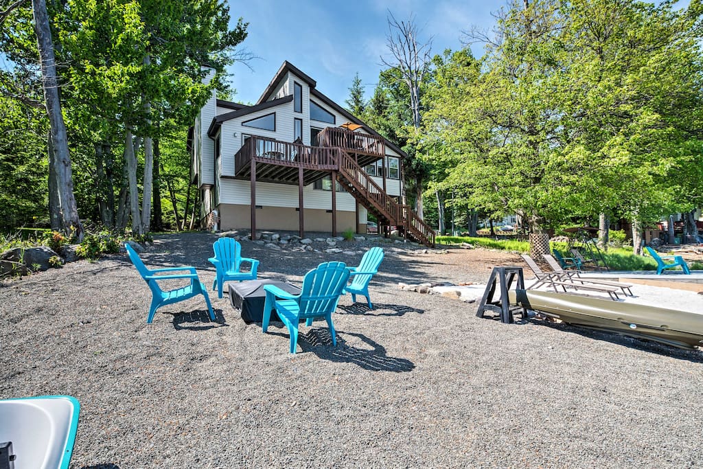 This 3-bedroom, 2-bath home sleeps 6 and at an incredible lakefront location.
