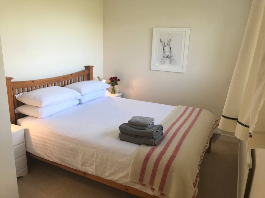 Bedroom 2, kingsize bed
