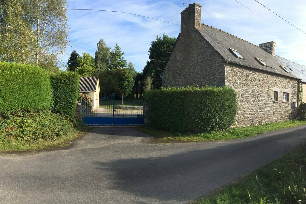 Maison, côté route.