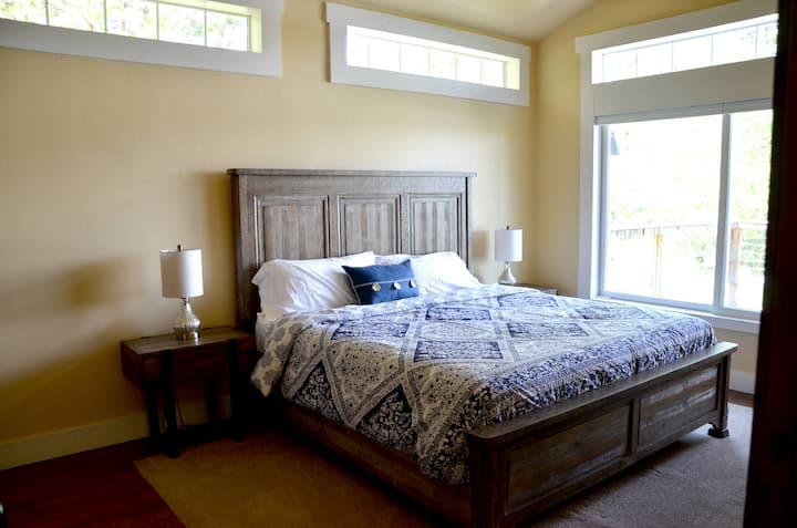 Glavna spavaća soba s 1 bračnim krevetom i prekrasnim pogledom na jezero. 