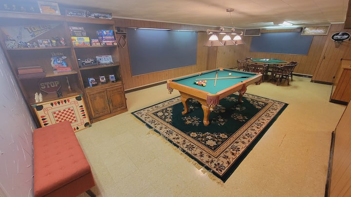 Gameroom and Entertainment Center! Pet Friendly