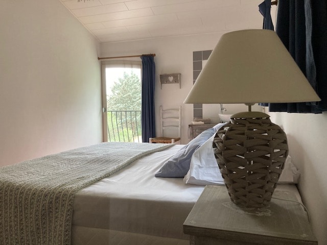 Dhomë gjumi e madhe 1 nga lart me pamje nga kopshti dhe pishina.