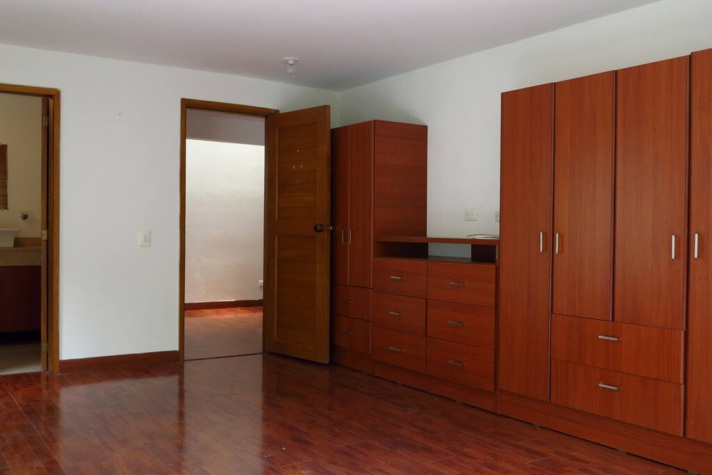 Armarios de la habitación grande. (24 m2)
