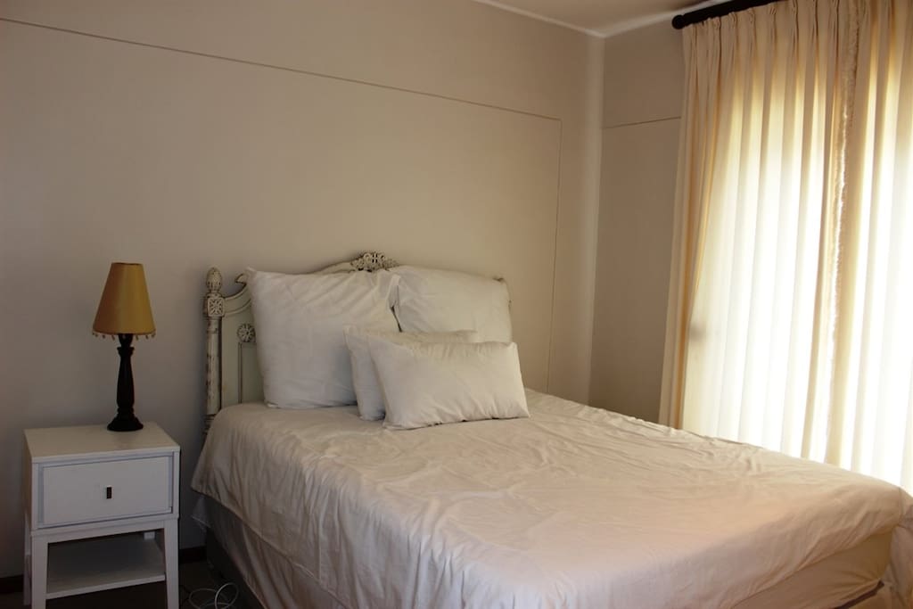2nd bedroom with 2 single beds