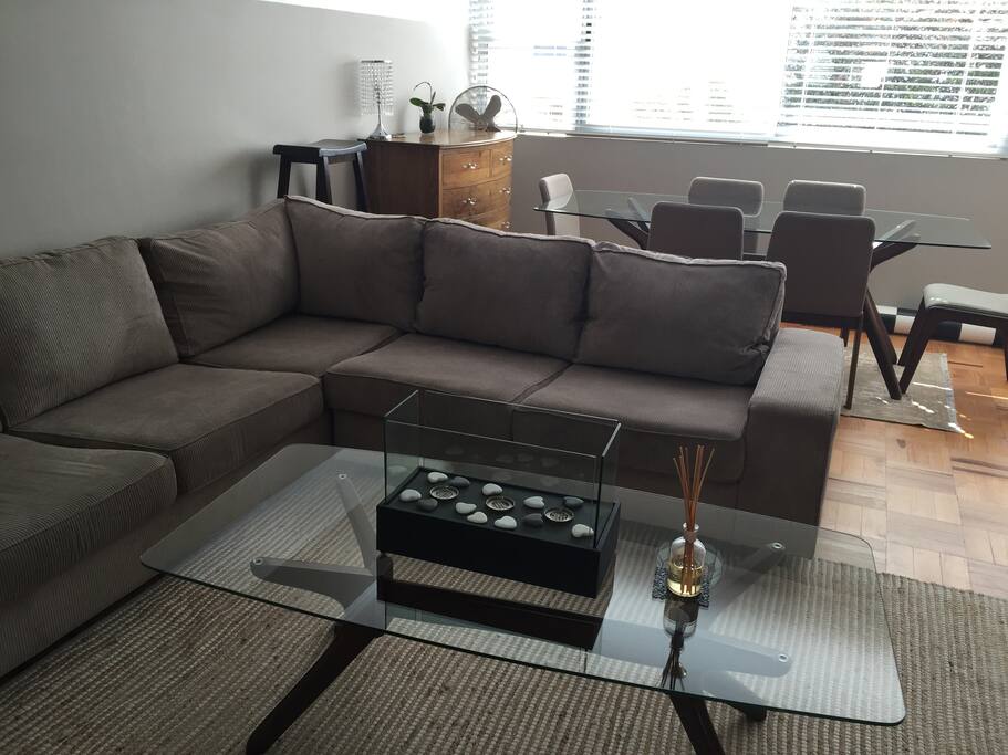 (Oct 2016) Open plan lounge and dining area