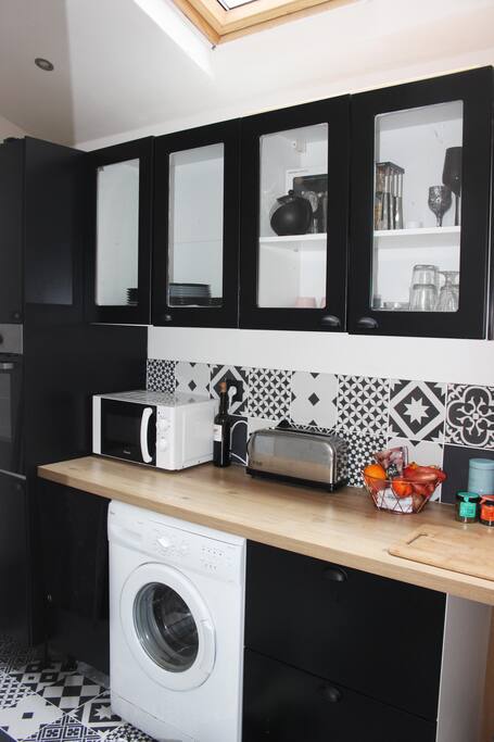 La cuisine est équipée d'un frigo, four, grille pain, lave linge, évier, plaques et hotte.