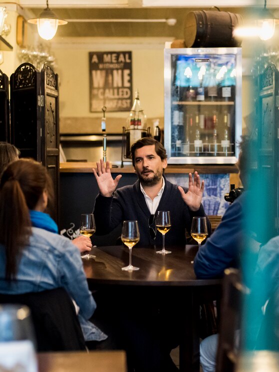 Show full-screen, host-provided image