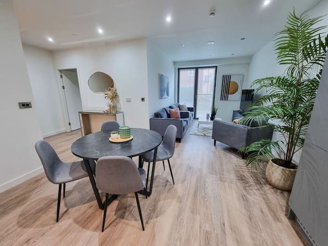 Free Parking Luxury Townhouse By City SuperHost gallery image 2