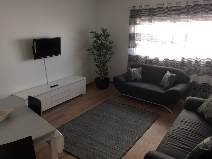 Всекидневна (масата във всекидневната се отваря, за да се удвои размерът)