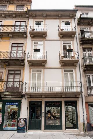 Flores Rooftop – Charm apt with Balconies and AC gallery image 5