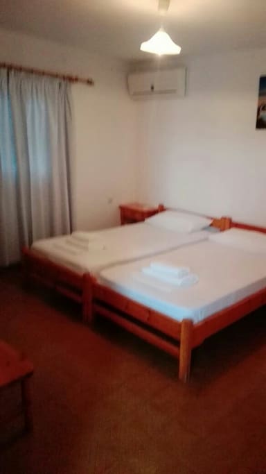 Room 1 (3 beds)