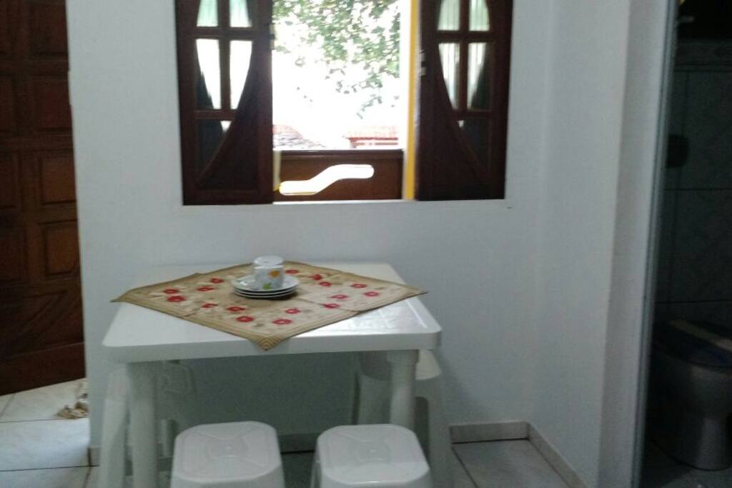 Suíte com cama de casal e cozinha básica