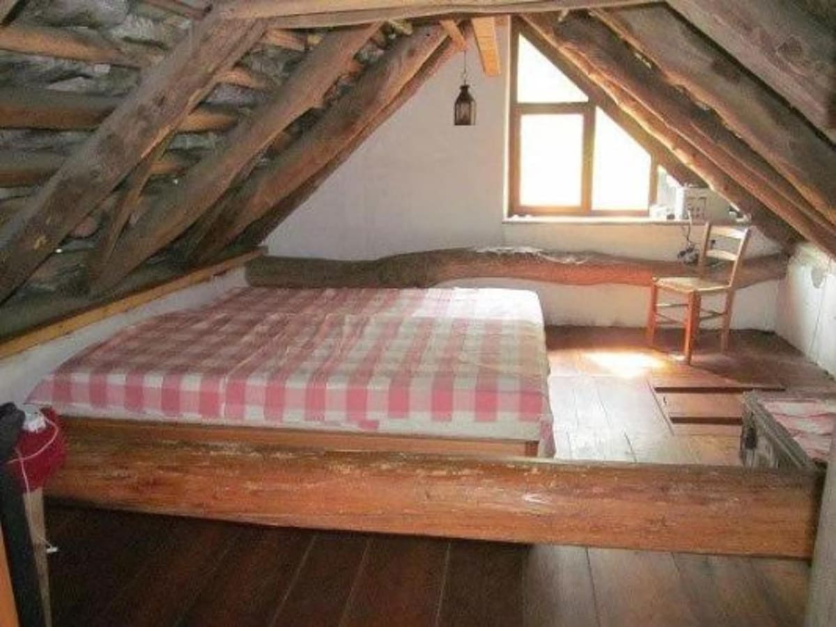 Ზედა სართულის საწოლი ოთახი. Ასევე, გვიყვარს საძილე ტერასაზე ძილი