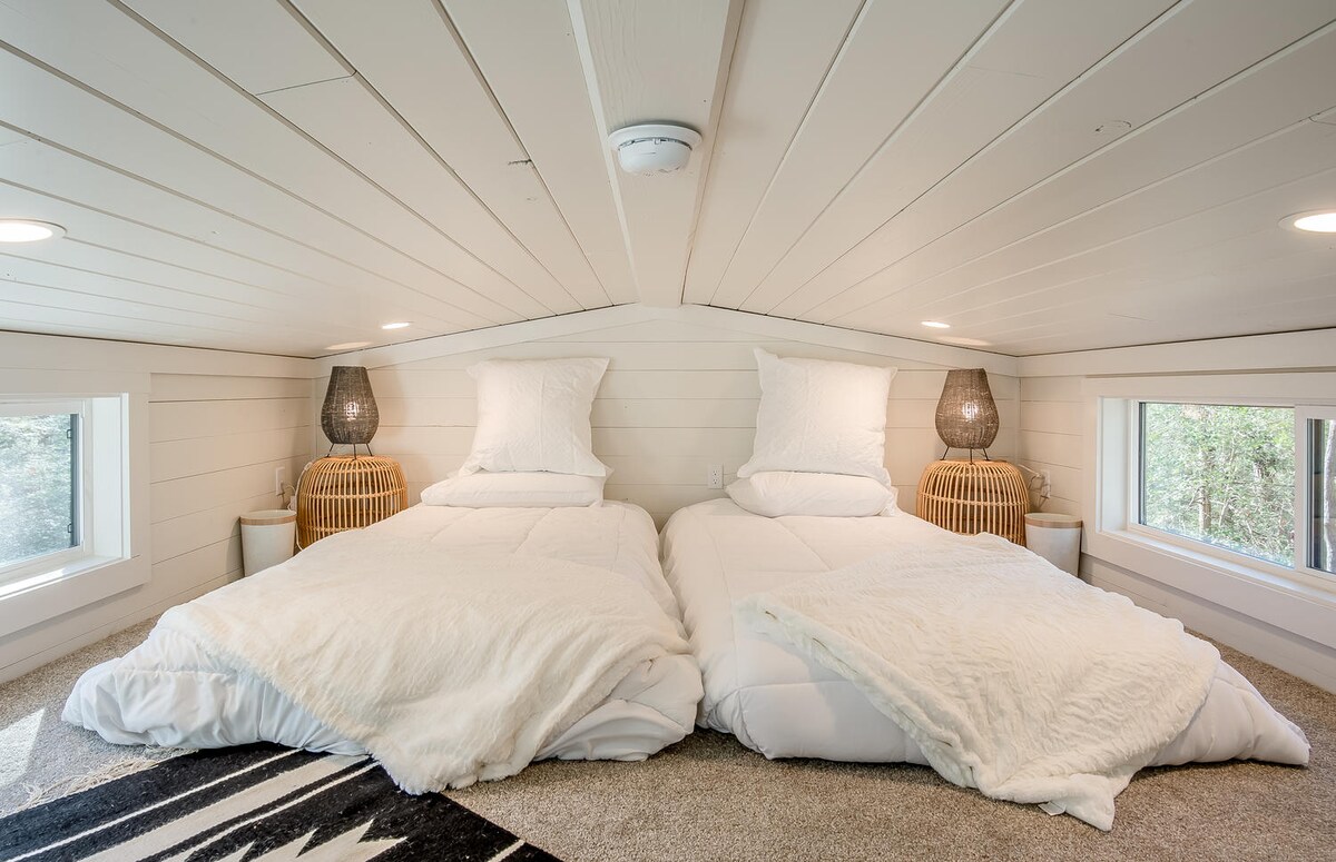 舒适的阁楼度假屋，配有2张单人床和边桌