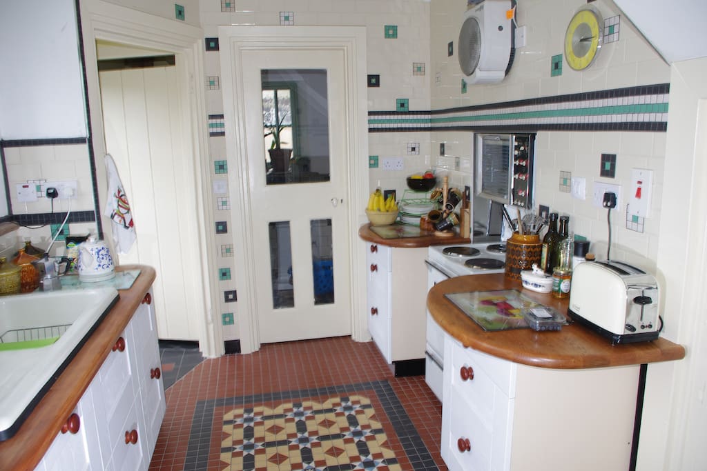 My newly remodeled kitchen is bright ,airy and has a great view of the tranquil back garden.
" Rae made me lovely breakfast and even went out of his way to drop me off at the Guiness Storehouse and showed me the Flea market in Dublin."
Fran from London. February 2016.