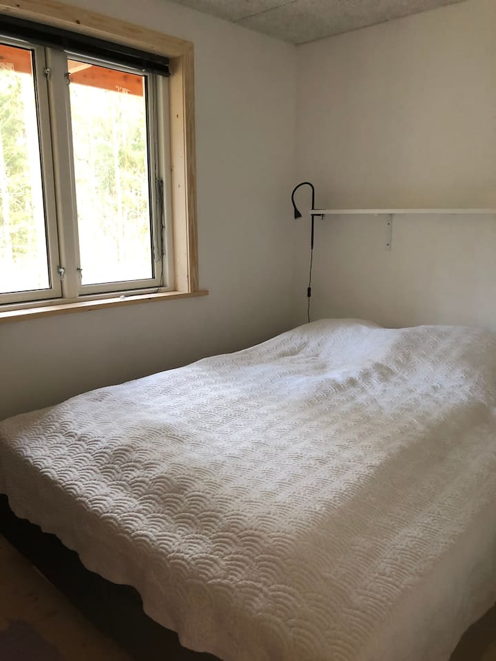 Спалня с удобно двойно континентално легло. 160 x 200 cm