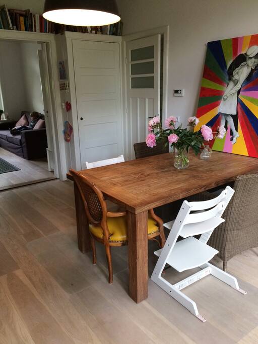 Cosy dining area! With 2 children chairs.