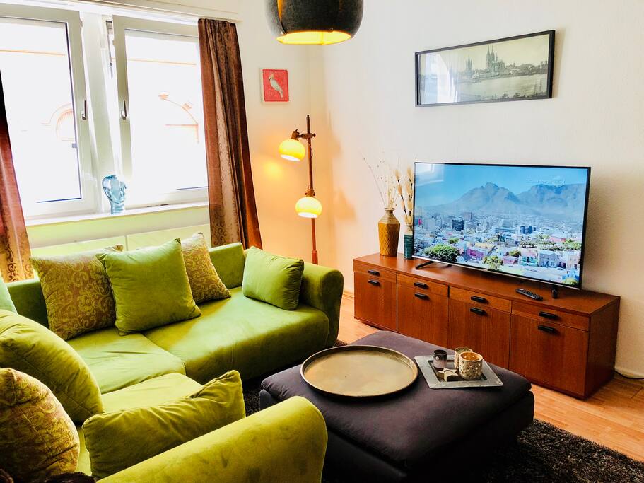Living room - ultra HD 4K flatscreen with netflix & youtube
