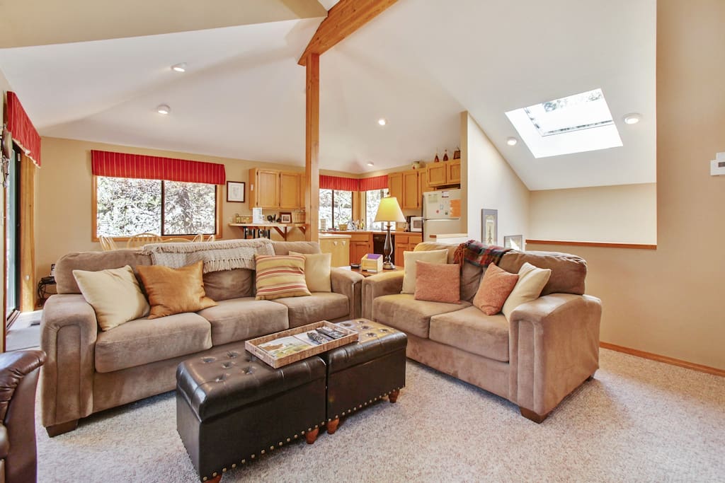 Couch,Furniture,Indoors,Room,Living Room