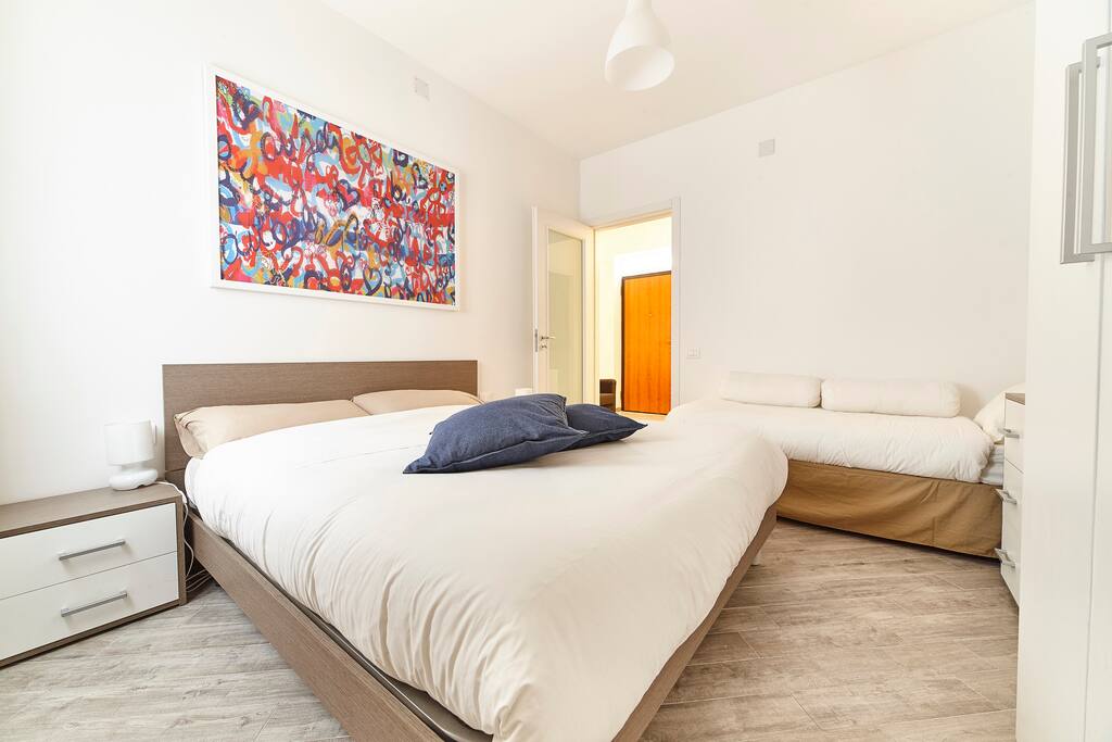 camera da letto con letto matrimoniale