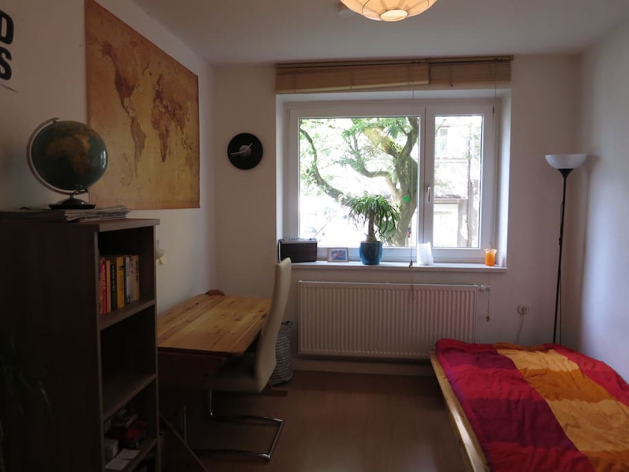 Fenster zu ruhiger Seitenstraße