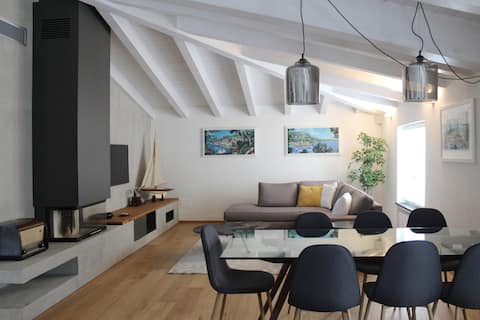Popular Airbnb listing: Beautiful Apartment with Terrace and Exposed Beams in Sestri Levante