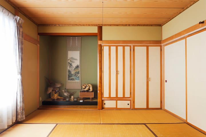7 minutes by car from Obihiro station. 1 to 4 people. You can use a living room too! Parking is OK.