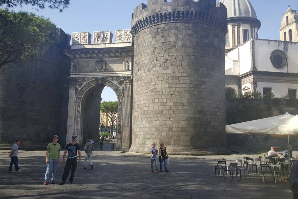 STADTMAUER VON NAPOLI