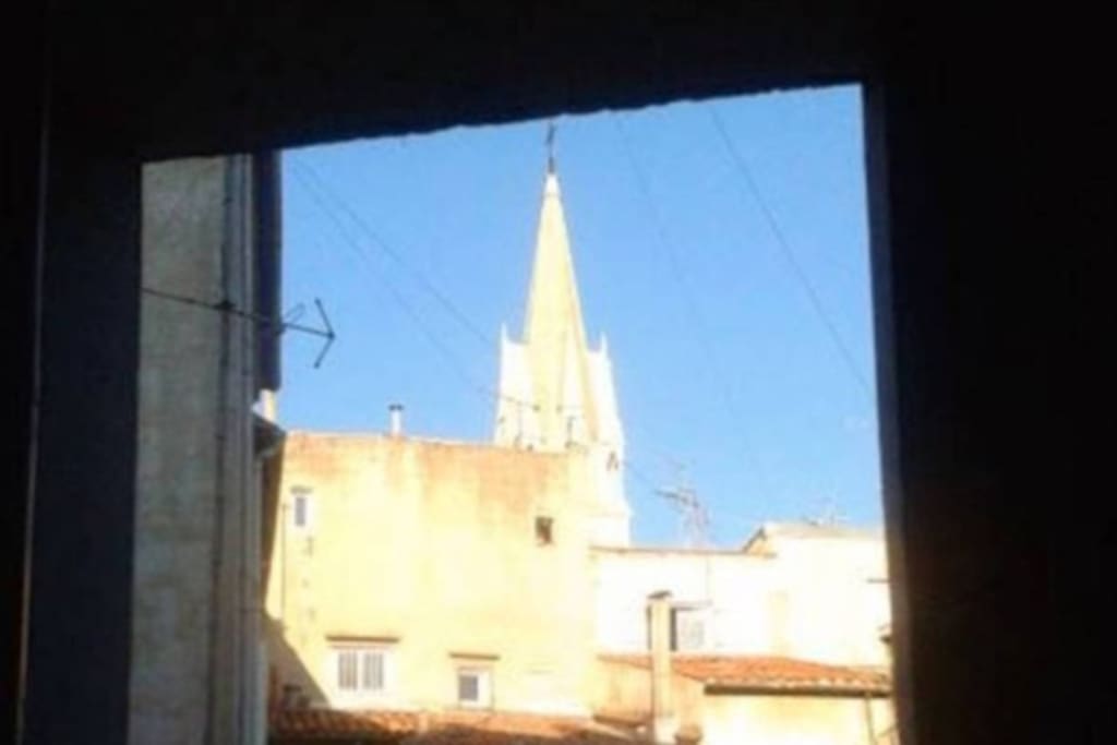 La vue sur l'église Saint-Anne, monument le plus élevé de la ville (avec le Triangle). Un quartier calme et typique du centre historique de Montpellier. À deux pas de la place de la Comédie, de la gare, et de toute la vieille ville animée la nuit avec ses magasins, ses restaurants, ses cafés aux terrasses ombragées.