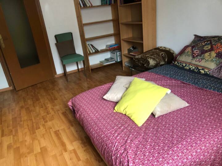 Საძინებელი და ხედავთ კარს, რომელიც თქვენს ცალკე სააბაზანომდე მიდის 