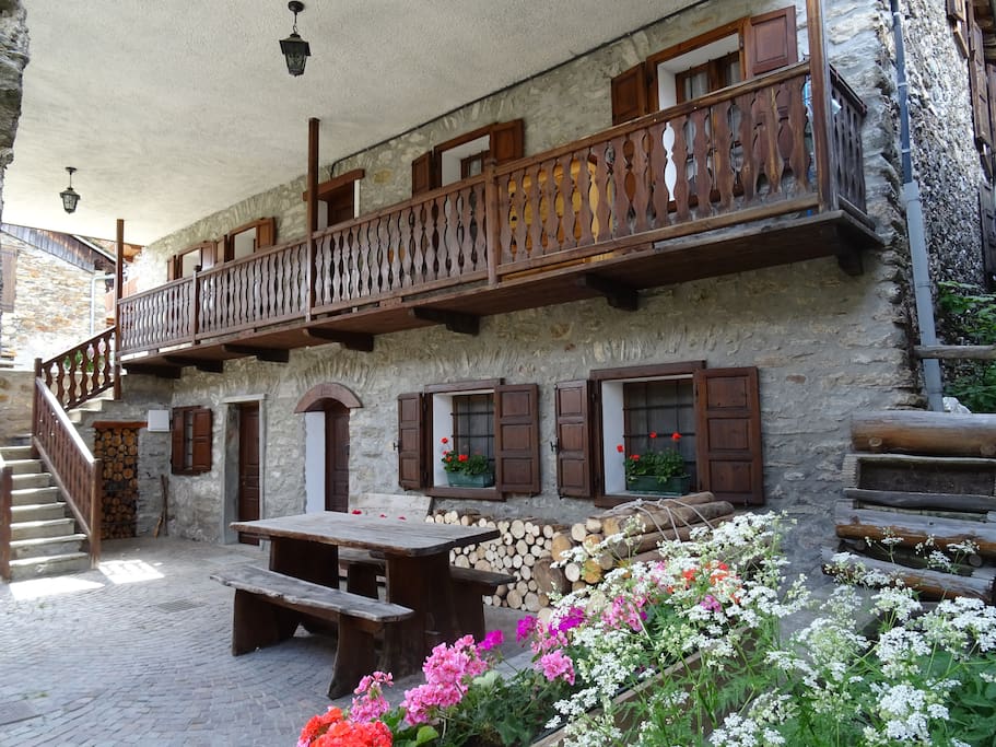 L'appartamento si trova al primo piano e vi si accede dalla balconata in legno