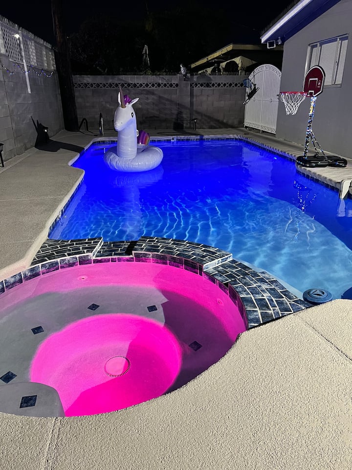 Vegas Escape · Pool & Jacuzzi · Sleeps 12+ - 노스라스베이거스
