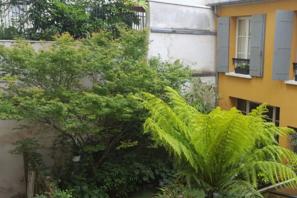 Vue depuis la terrasse sur un jardin intérieur - pour profiter du calme