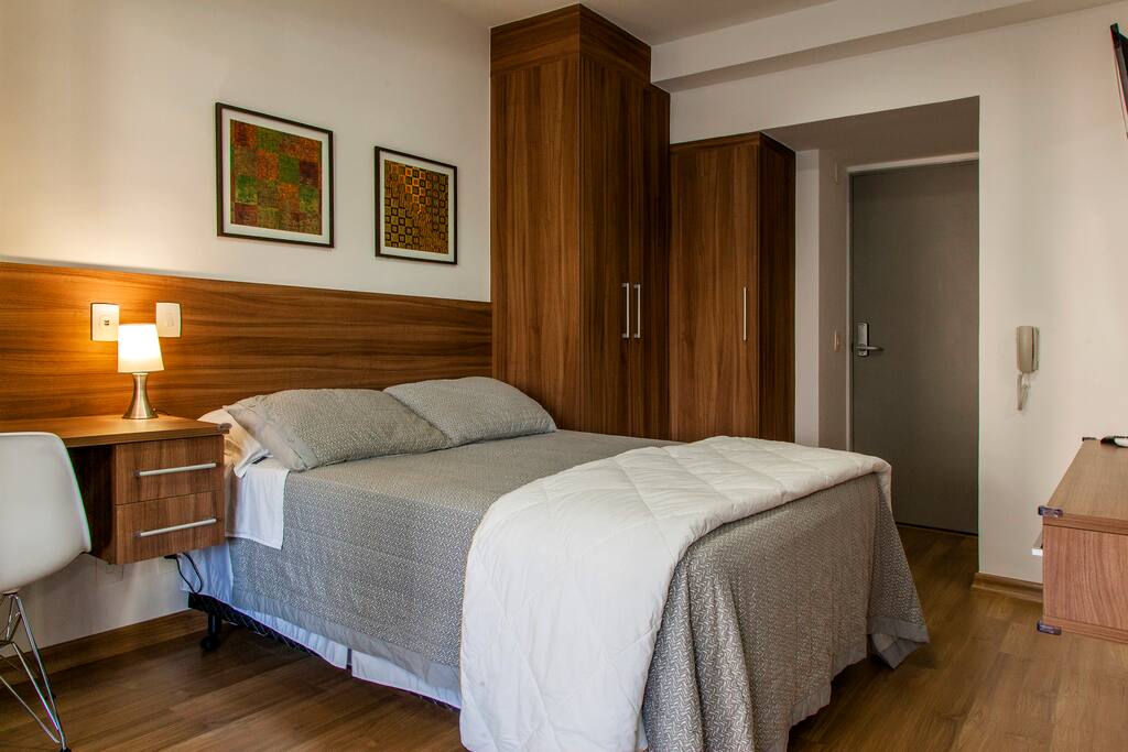 "Excelente Studio na Vila Olímpia. Ótima localização, boa infraestrutura no condomínio, conforto e praticidade. O anfitrião foi muito gentil e solícito. Recomendo!" - Fellipe