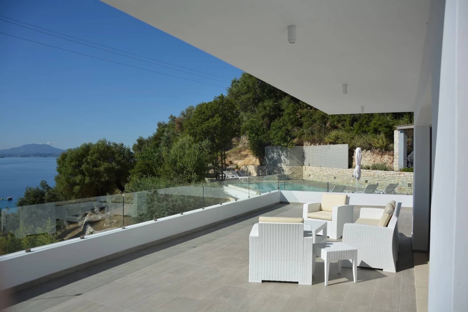Villa ALGEOS suspended between sky and blue sea — foto 4