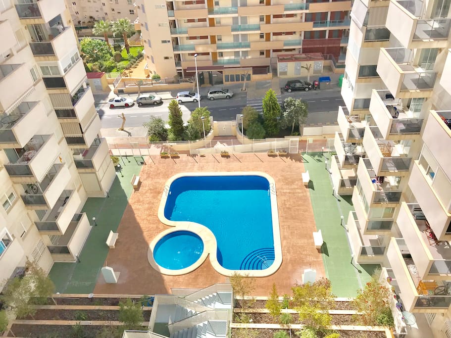 Piscina para adultos y niños con hamacas, sillas y mesas