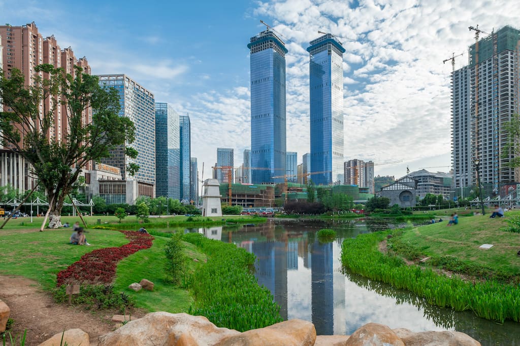 周边的贵阳市地标建筑花果园双子塔