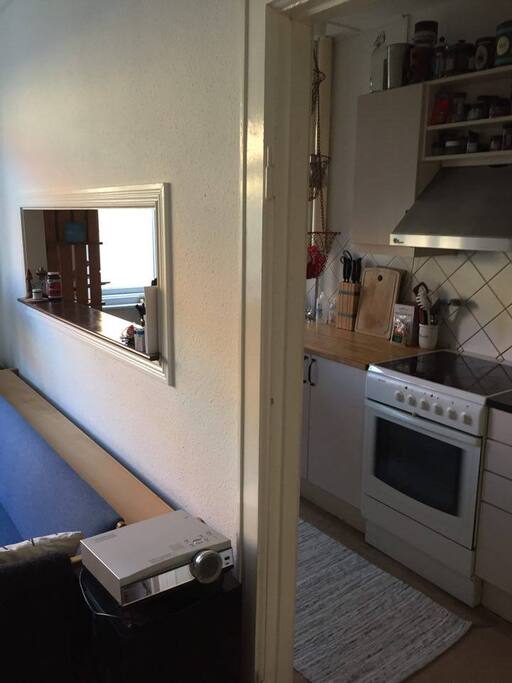 A bar window between the livingroom and the kitchen