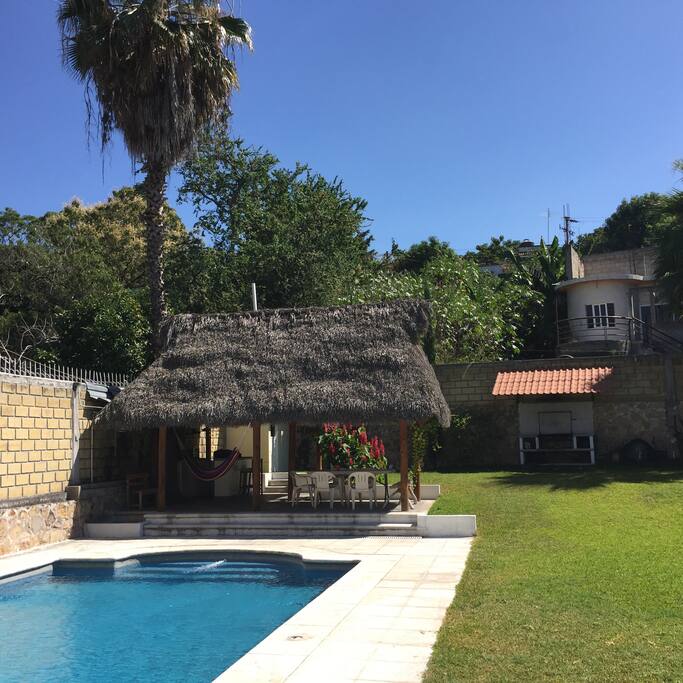 Alberca, palapa, asador y jardín