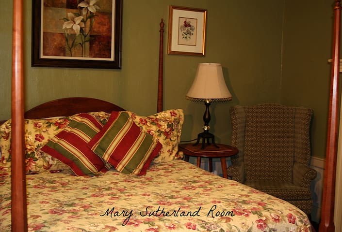 Mtn view Queen Room, walk to Pippin Hill Vineyard